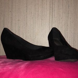 Black wedges